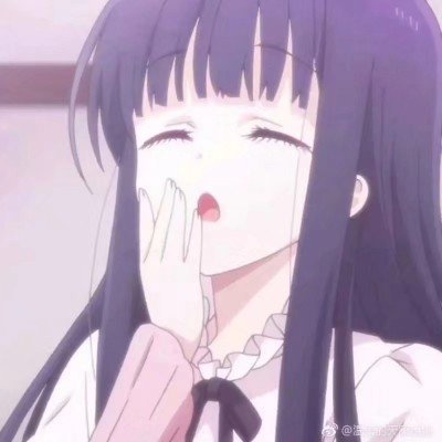 新娘轻拍沙发示意狗狗一起拍全家福